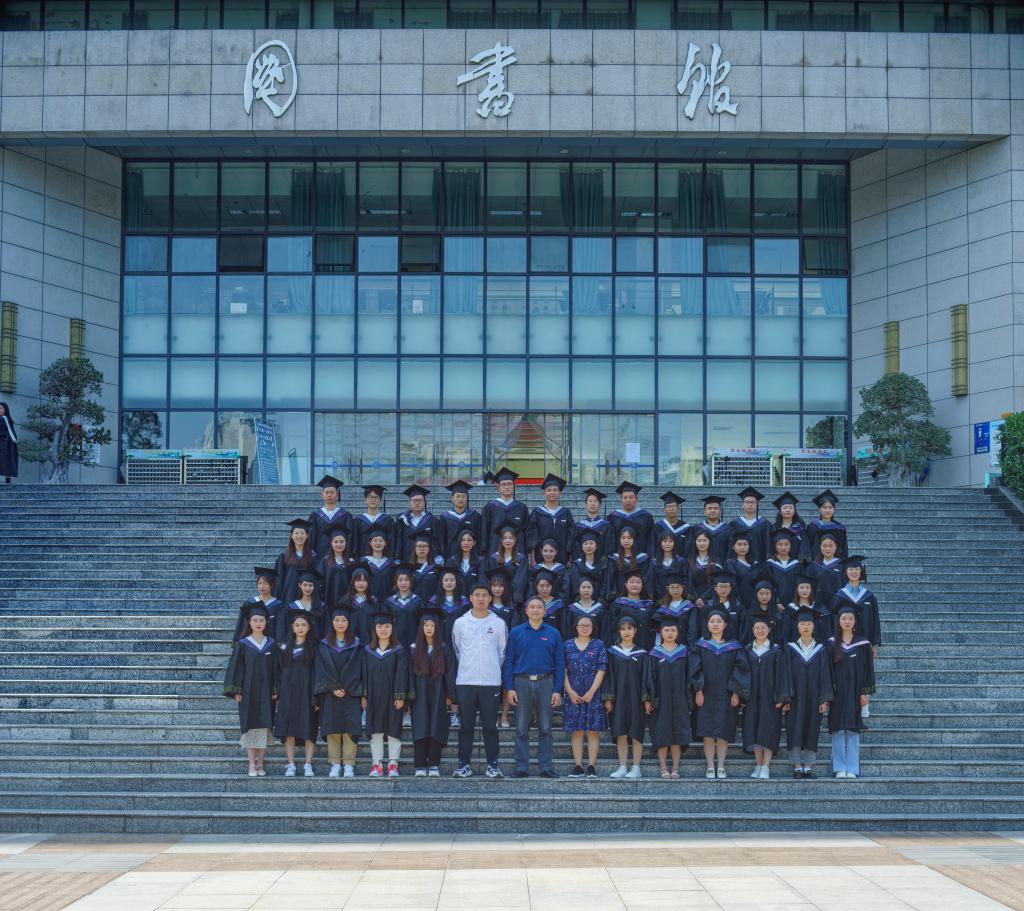 2021届硕士研究生毕业合影